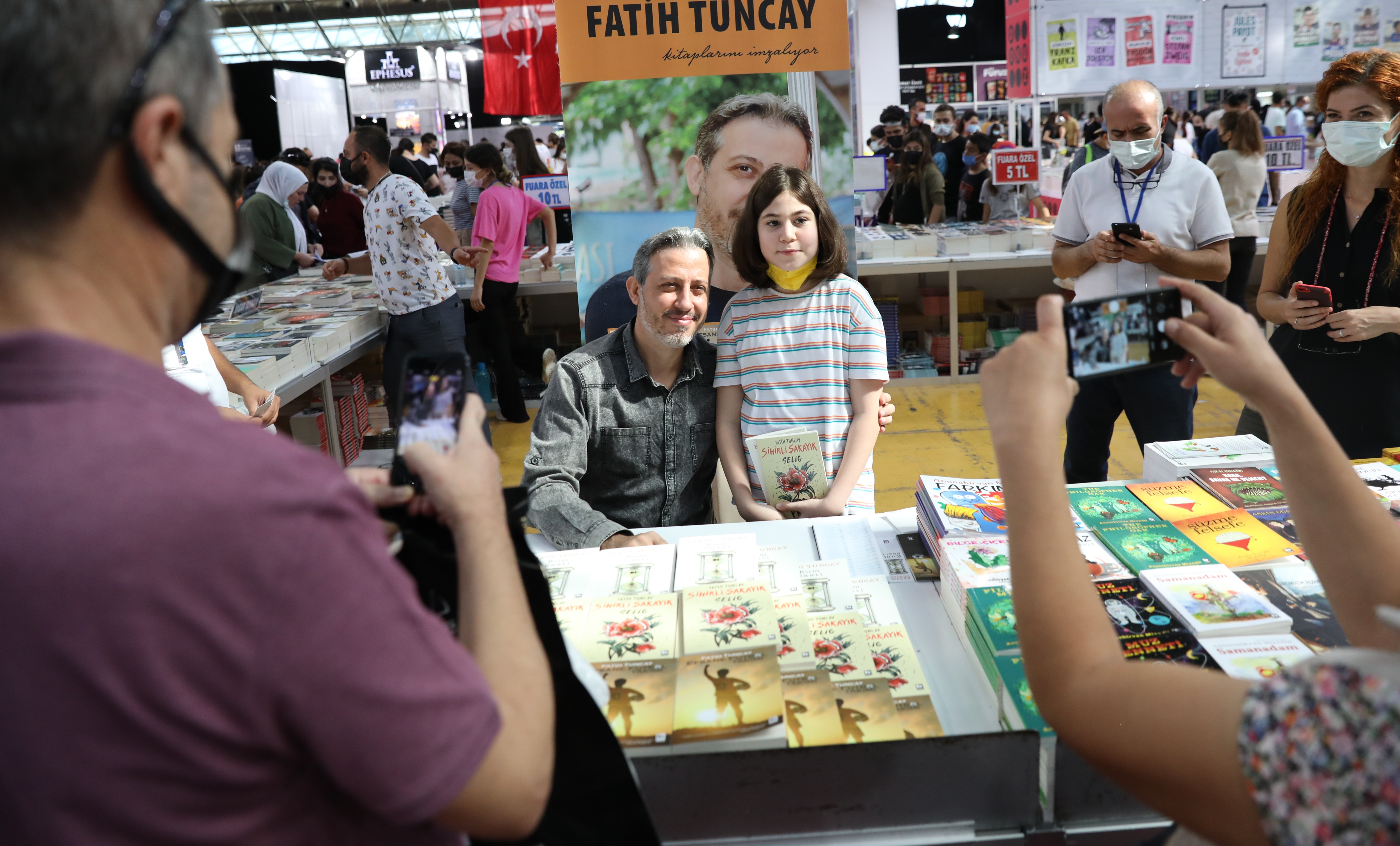 Antalya Kitap Fuarı'nda hafta sonu yoğunluğu