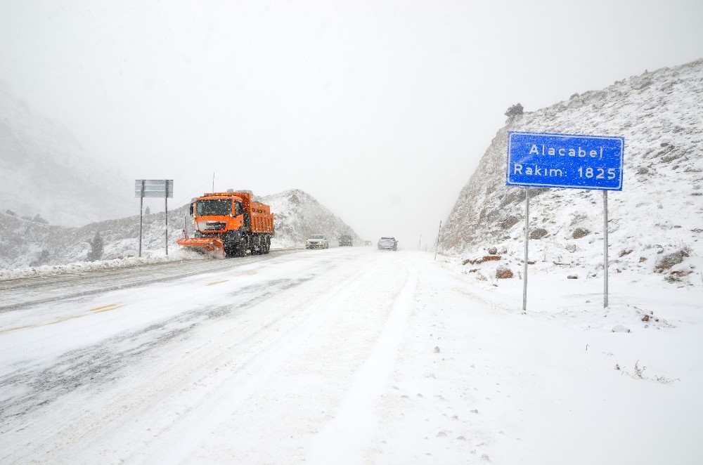 Antalya-Konya karayolunda kar yağışı etkisini sürdürüyor