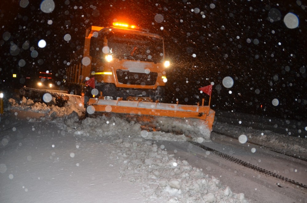 Antalya-Konya karayolunda yoğun kar yağışı etkili oluyor