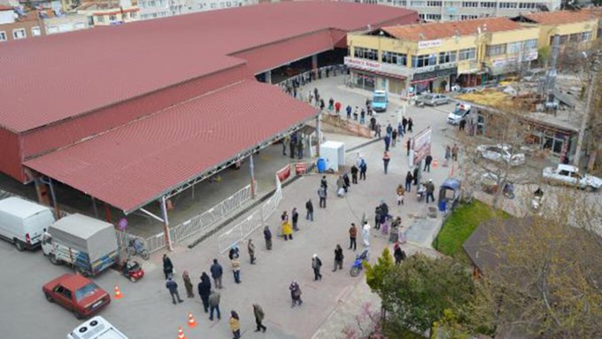 Antalya korkutelinde pazar girişinde 1 kilometrelik kuyruk