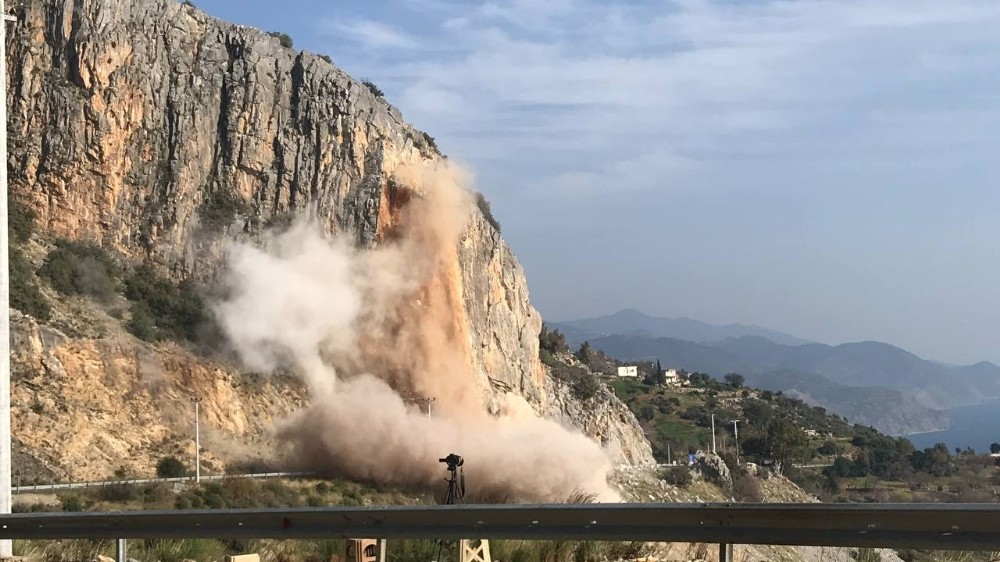 Antalya Mersin D-400 karayolunda geçtiğimiz haftalarda meydana gelen göçüğün onarım çalışmaları çerçevesinde kontrollü patlama gerçekleştirildi.