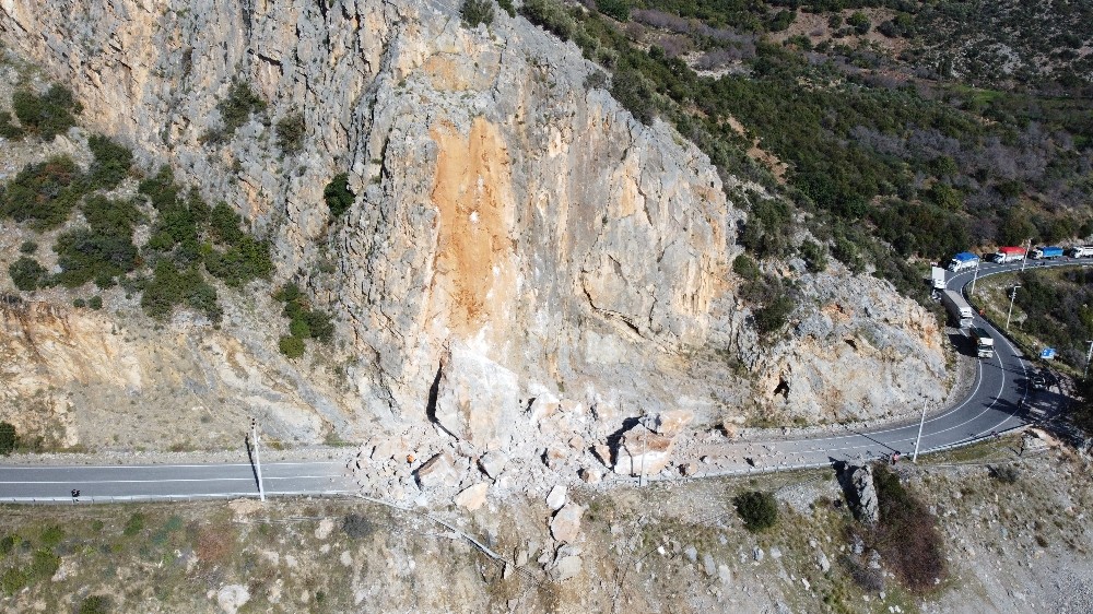 Antalya-Mersin karayolu heyelan nedeniyle trafiğe kapandı