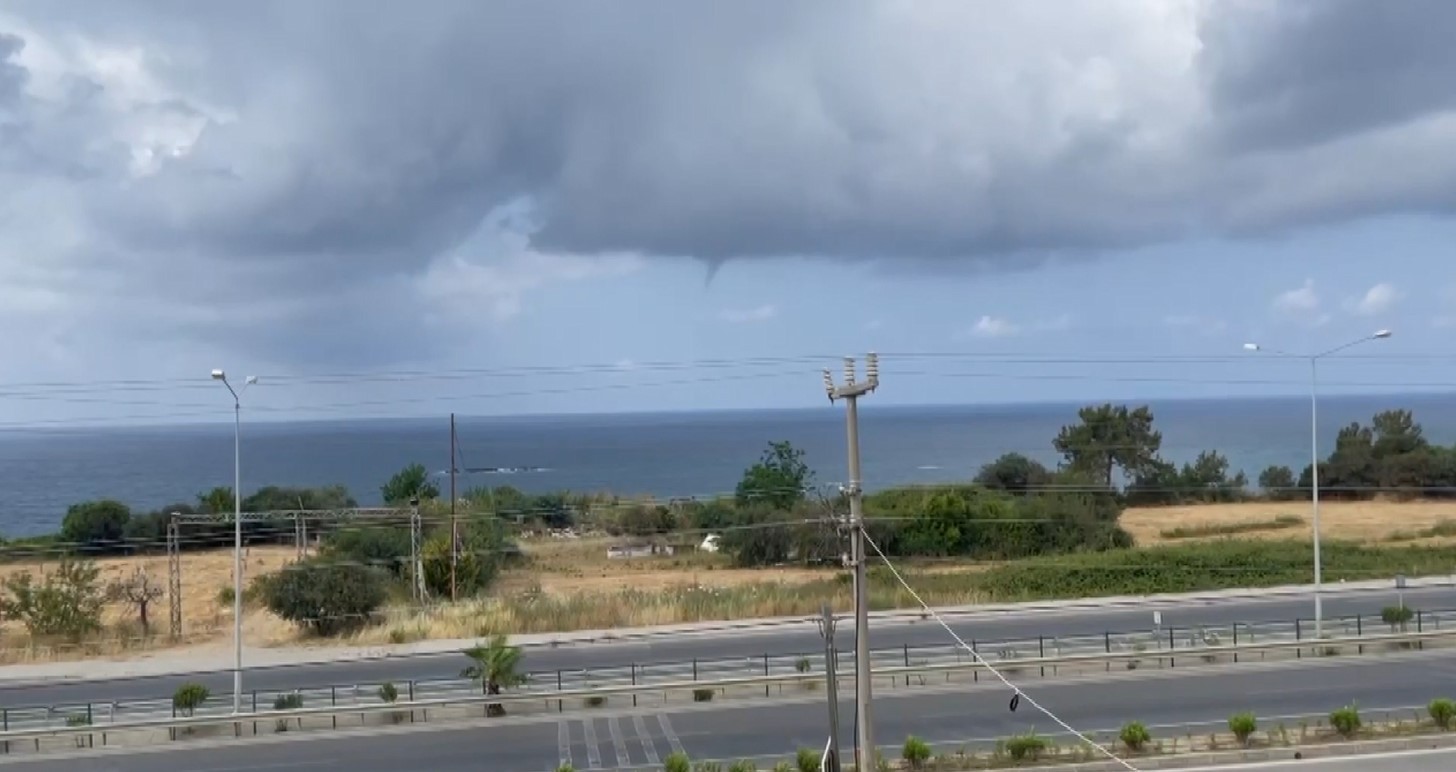 Antalya’nın Alanya ilçesinde denizin açıklarında meydana gelen hortum, korkuya sebep oldu