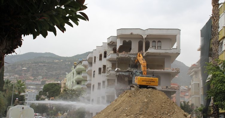 Antalya'nın Alanya İlçesinde riskli binalar iş makinasıyla yıkılmaya devam ediliyor.