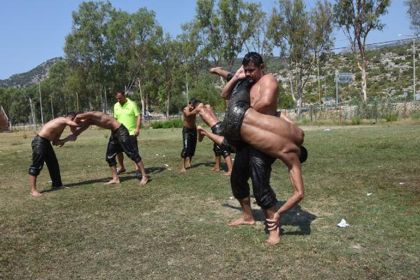 ANTALYA’nın Demre ilçesinde yağlı güreşçiler Elmalı Güreşlerine Hazırlanıyorlar