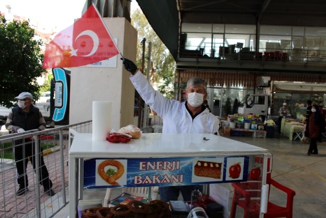 Antalya'nın dört bir yanı kırmızı beyaza büründü