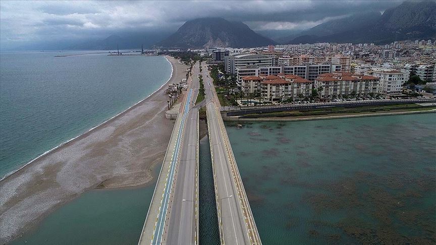 Antalya'nın dünyaca ünlü sahilinde 'koronavirüs' sessizliği