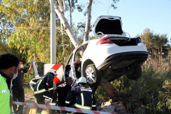 Antalya'nın Serik ilçesinde, ağaca çarpan otomobilin sürücüsü yaşamını yitirdi.