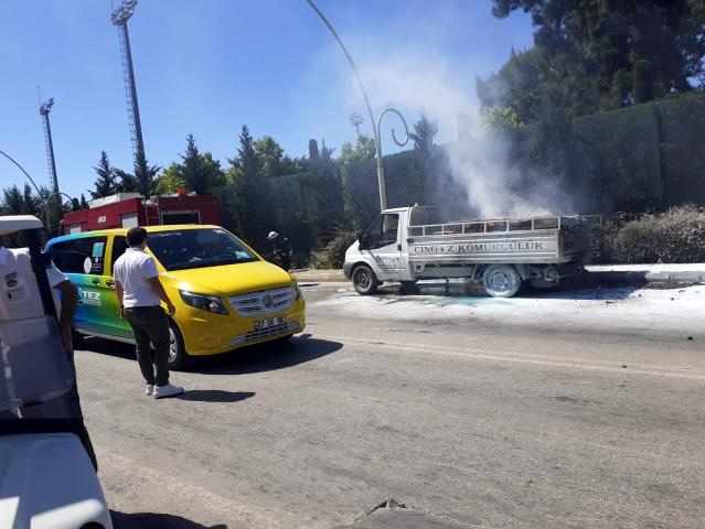 Antalya'nın Serik ilçesinde seyir halindeyken yanmaya başlayan mangal kömürü yüklü kamyonet, itfaiye ekiplerinin müdahalesiyle söndürüldü.