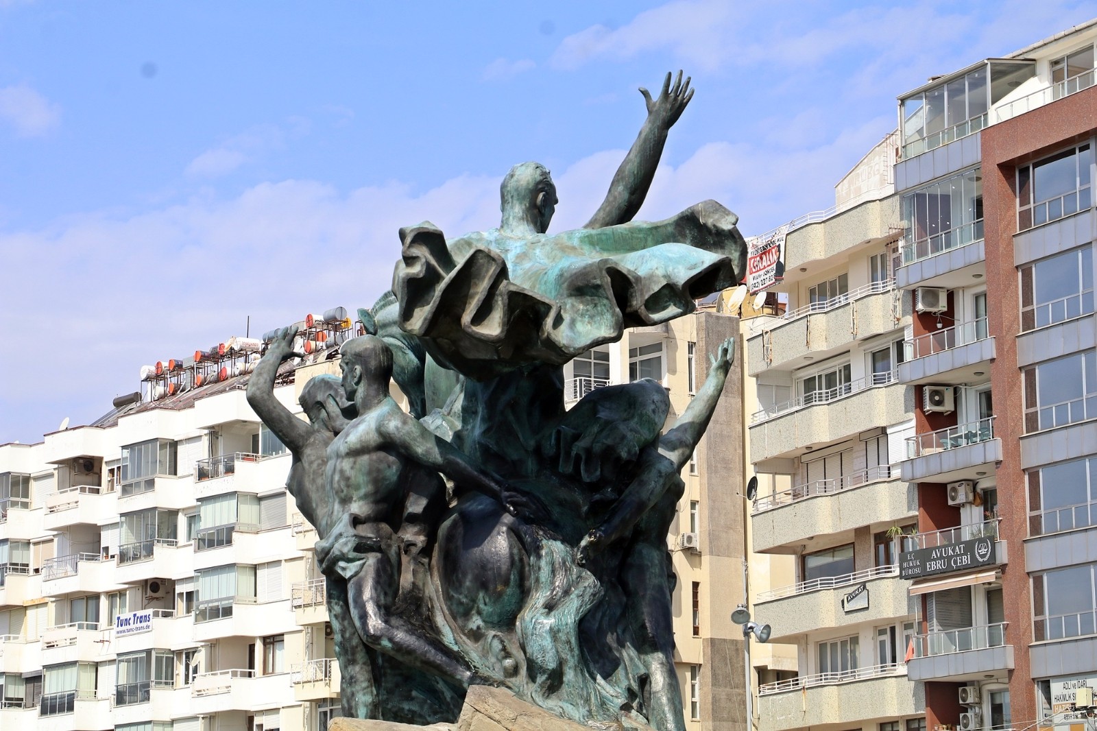 Antalya’nın simgelerinden olan Ulusal Yükseliş Anıtı’nın rengi beyazlaştı