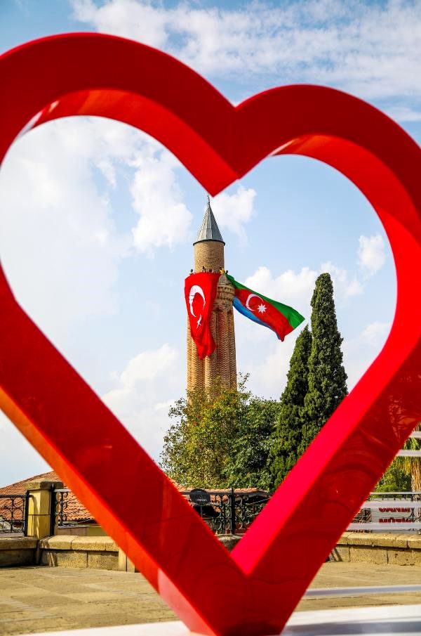Antalya'nın tarihi simgelerine Türk ve Azerbaycan bayrakları asıldı