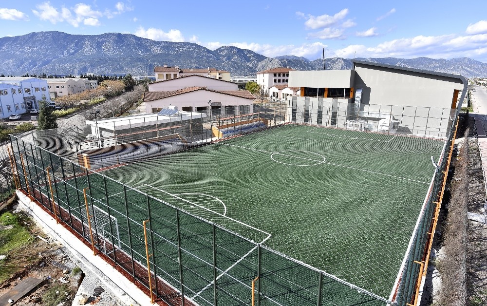 Antalya OSB’ye uluslararası standartlarda kapalı spor salonu, tırmanma duvarı ve halı saha yapıldı.
