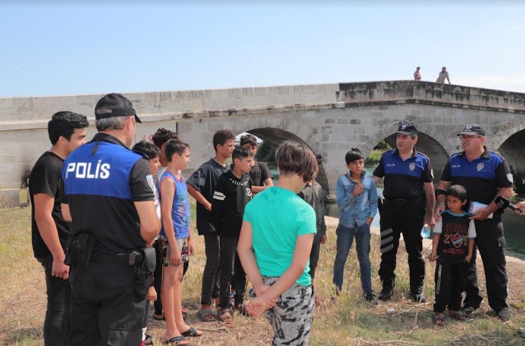 ANTALYA POLİSİ VATANDAŞLARIMIZI SU’DA BOĞULMALARA KARŞI UYARDI