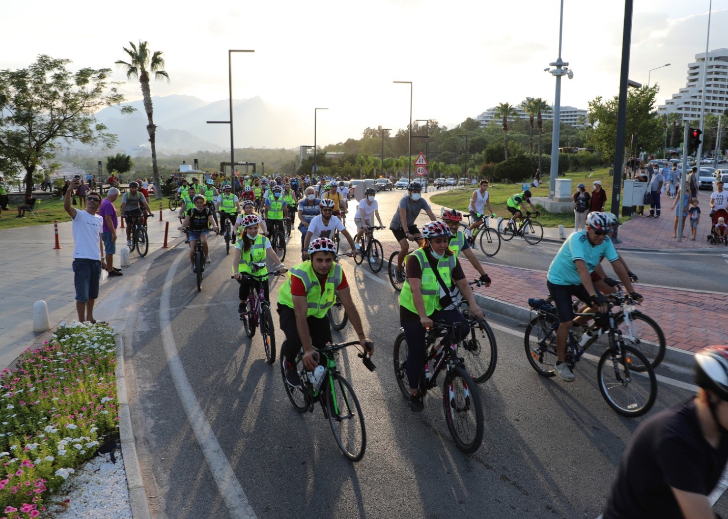 Antalya sağlıklı yaşam için pedalladı Avrupa Hareketlilik Haftası kapsamında bisiklet turu düzenlendi