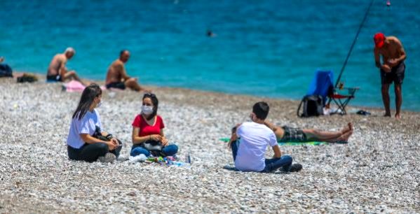 Antalya sahilinde, sosyal mesafeli kalabalık