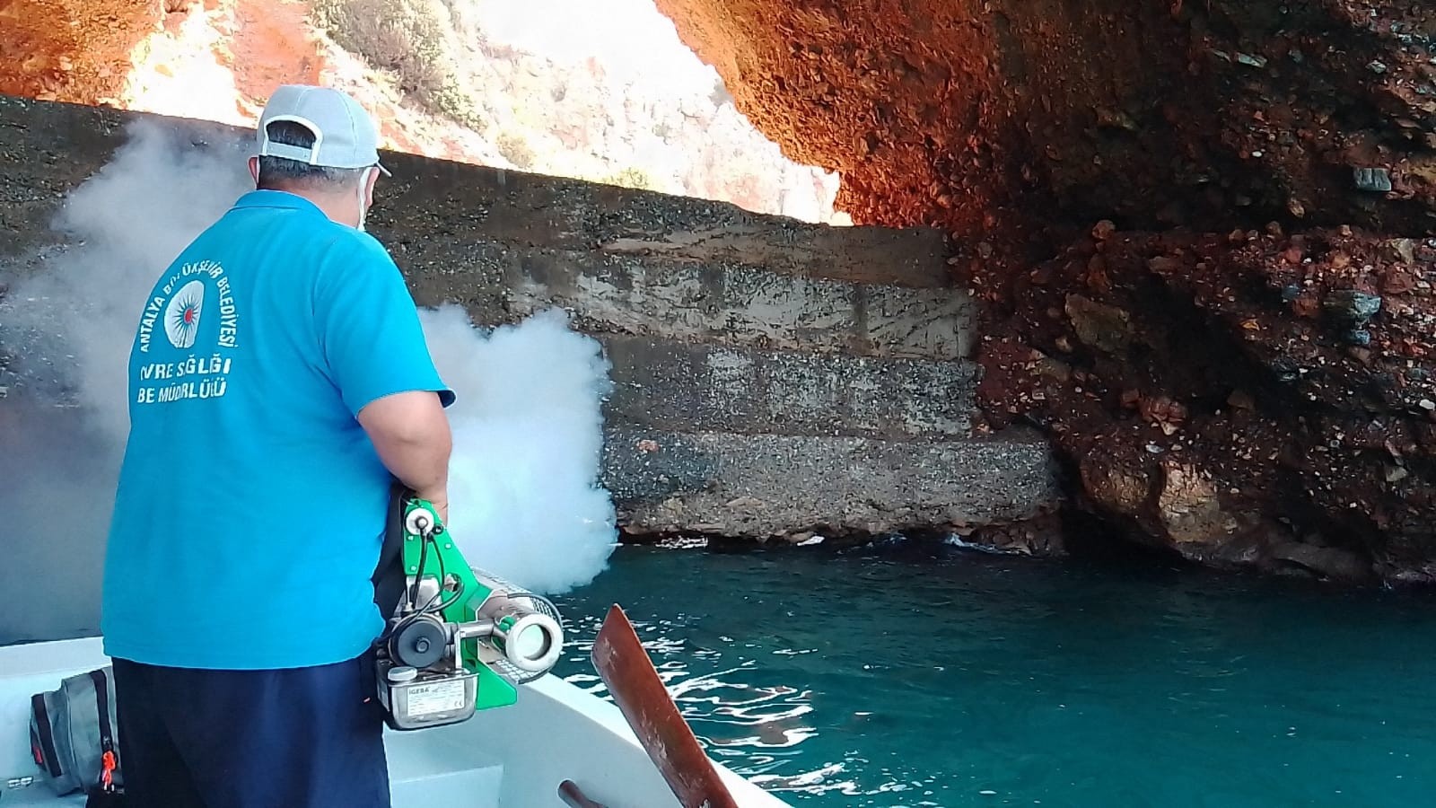 Antalya  sinekle mücadele çalışmalarını hem karadan hem de denizden sürdürüyor