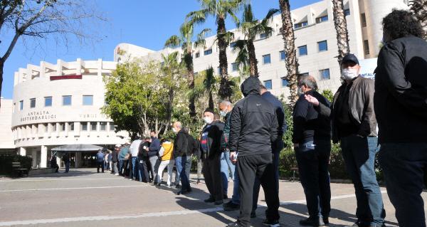 Antalya Vergi Dairesinin önünde uzun kuyruk oluştu