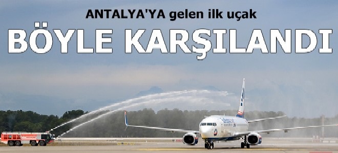 Antalya'ya gelen ilk uçak, böyle karşılandı