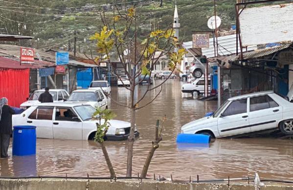 Antalya'yı sağanak vurdu 