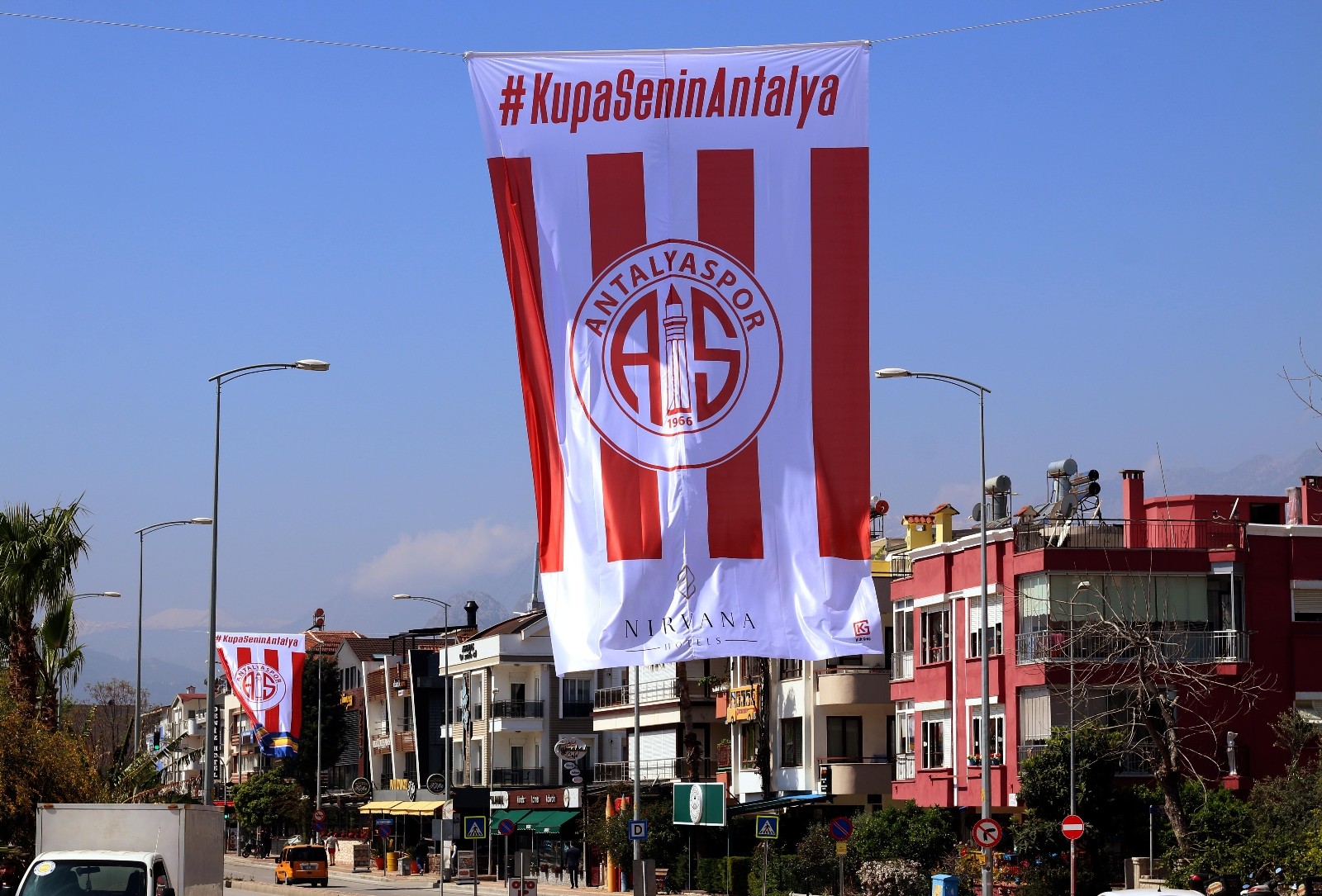 Antalyaspor bayrakları caddeleri süslüyor