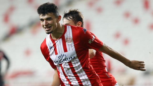 Antalyaspor'un genç oyuncusu Gökdeniz Bayrakdar, hedefinin A Milli Futbol Takımı'nda oynamak olduğunu belirtti