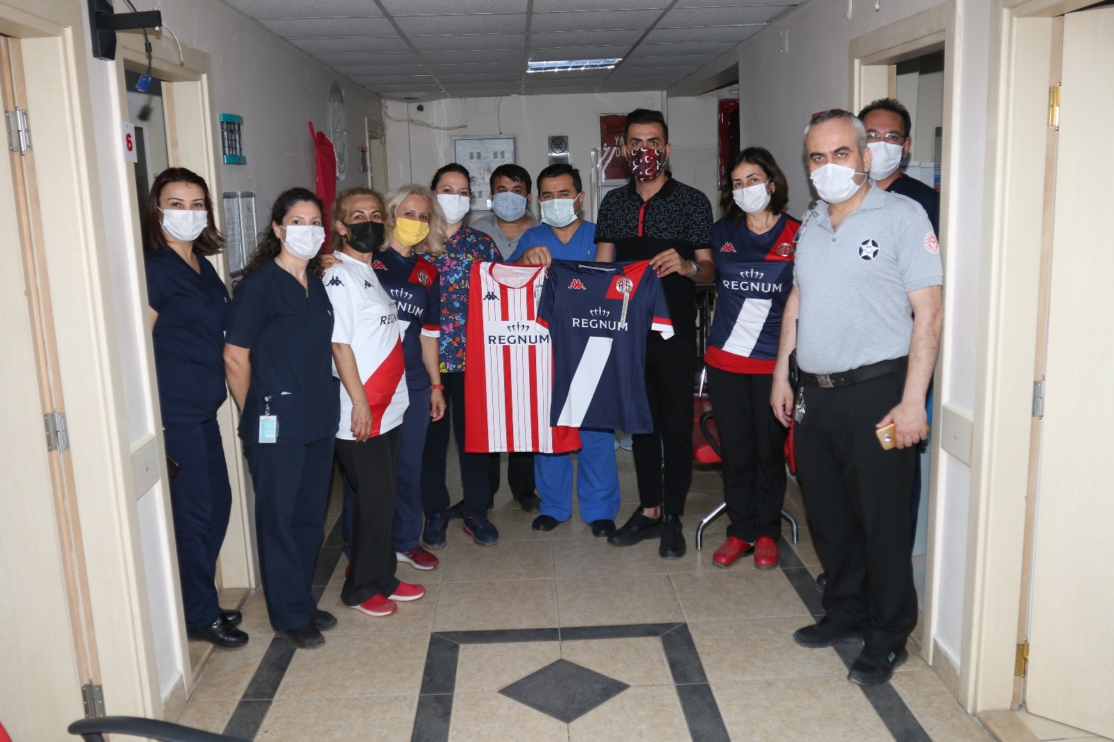 Antalyaspor yönetimi, bayramda görevlerinin başında olan emniyet ve sağlık personelleri ile çocukları unutmadı