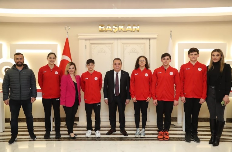 ANTALYASPOR YÜZME TAKIMI’NDAN BAŞKAN BÖCEK’E ZİYARET