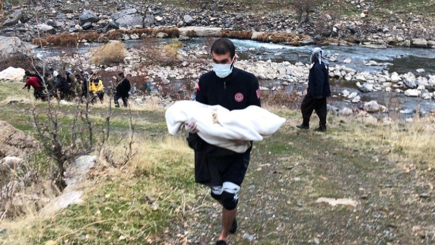 Araç çaya uçtu: Karı, koca ve bebekleri öldü