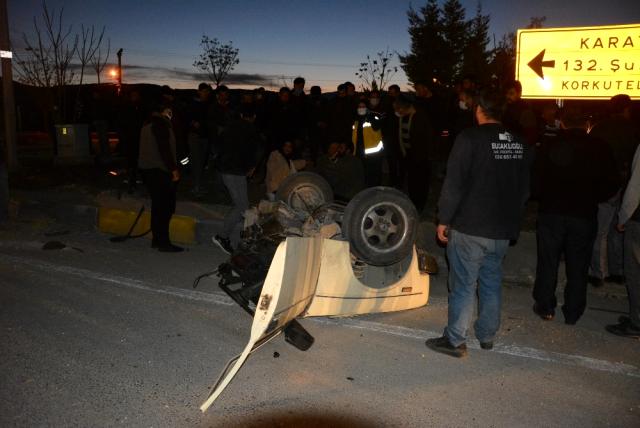 Araç ikiye bölündü içindeki iki kişi sağ olarak çıktı