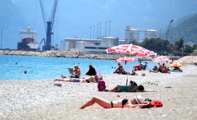 Arife gününde sahilde turist yoğunluğu