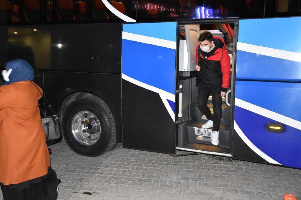 Artvin'den Antalya'ya giden otobüsteki 2 yolcunun koronavirüs testinin pozitif çıkması üzerine tüm yolcular karantinaya alındı