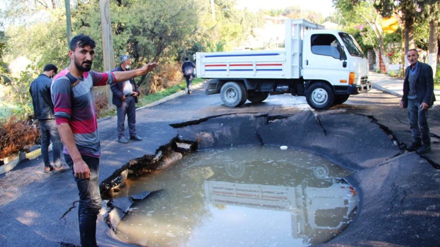 Asfalt patladı, içine kamyonet düştü