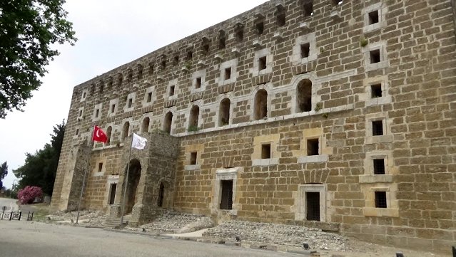 Aspendos Antik Kenti çevresindeki parklar keçilere kaldı