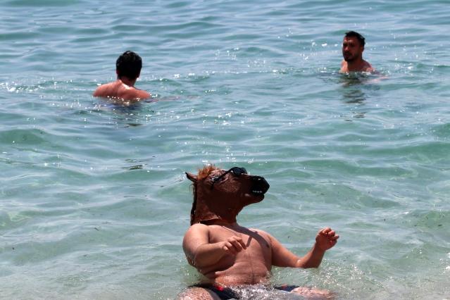 At maskesiyle denize giren  kişi herkesin ilgi odağı oldu