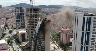 Ataşehir’de  17 katlı iş merkezi yandı