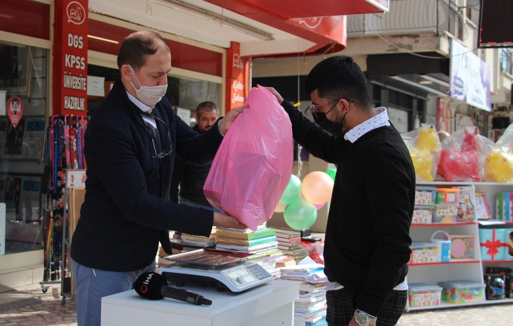 Atık kitap ve kağıtları getirenlere, yeni kitap ve kırtasiye malzemesi veriyor. 