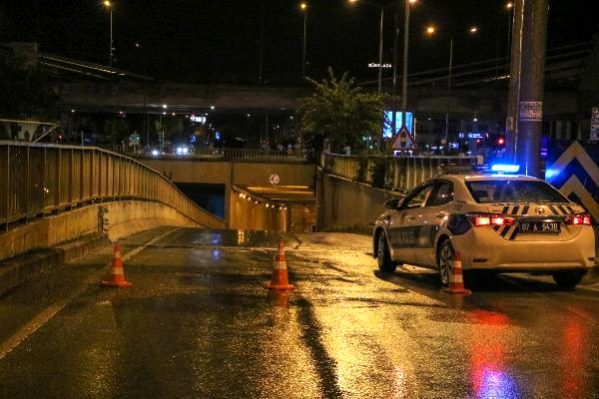 Atılan çöpler giderleri tıkadı, altgeçidi su bastı