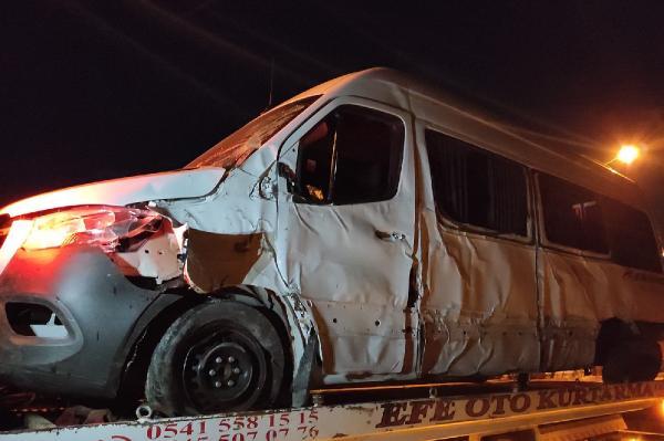 Atletizm sporcularını taşıyan minibüs Burdur'da kaza yaptı