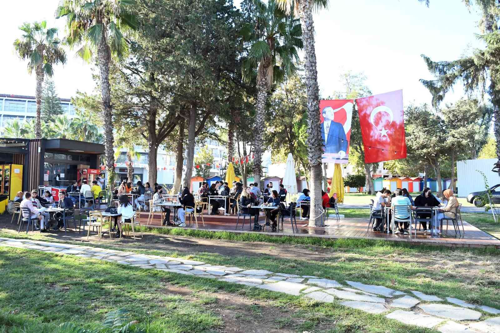 AÜ öğrencileri Kemer Belediye Başkanı Necati Topaloğlu ile bir araya geldi