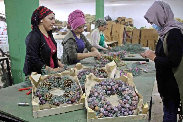 Avrupa'nın Yılbaşı çelenkleri Antalyalı kadınların ellerinden çıkıyor