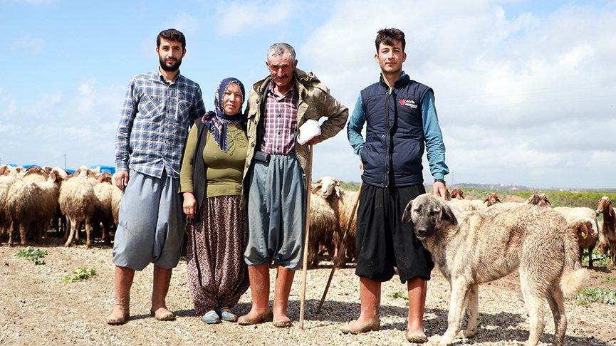 Baba mesleğine devam eden aile, çadırda yaşıyor