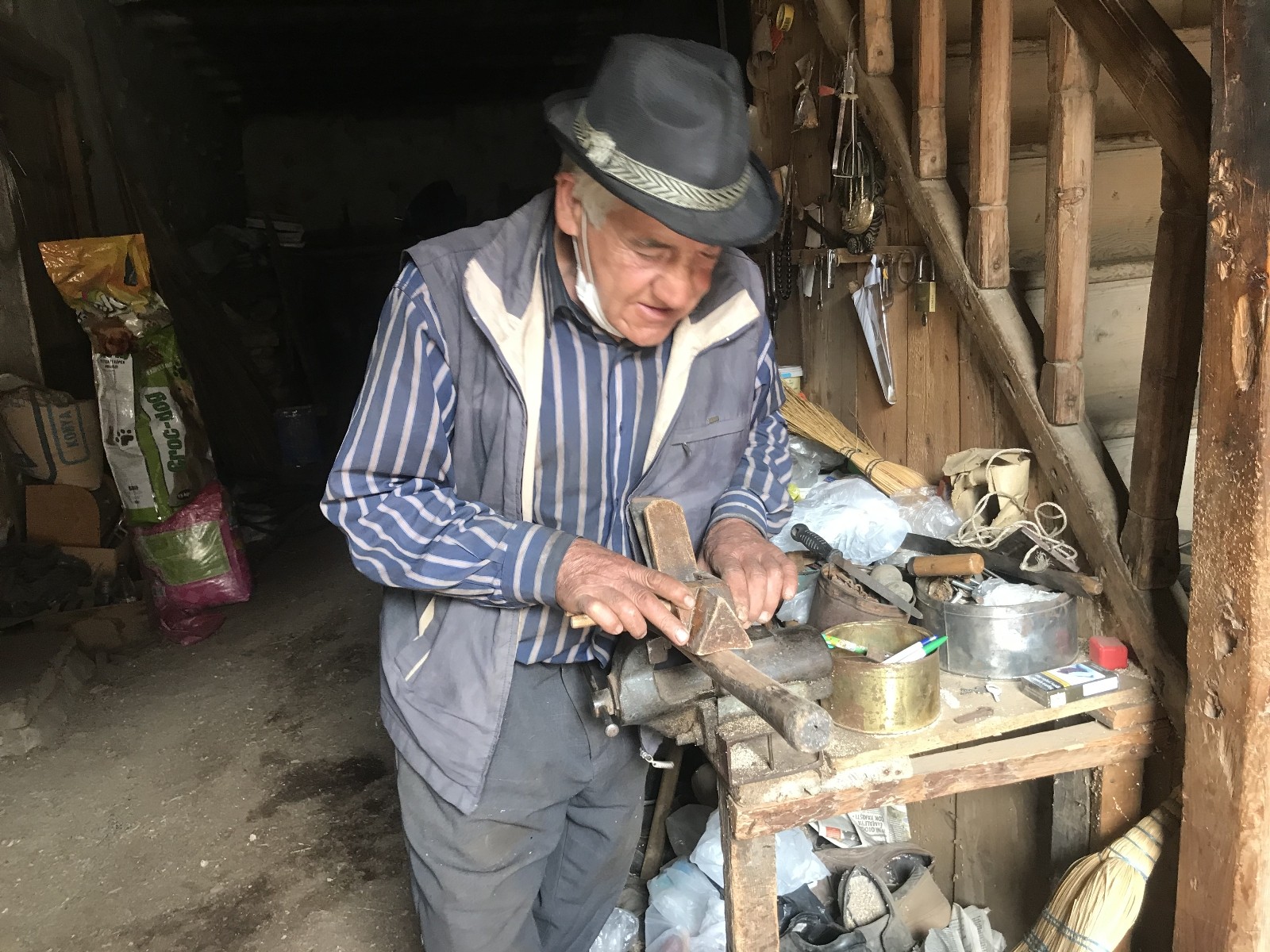 Babasından 15 yaşında öğrendiği mesleğiyle 50 yıldır kazma, kürek ve baltalara sap yapıyor