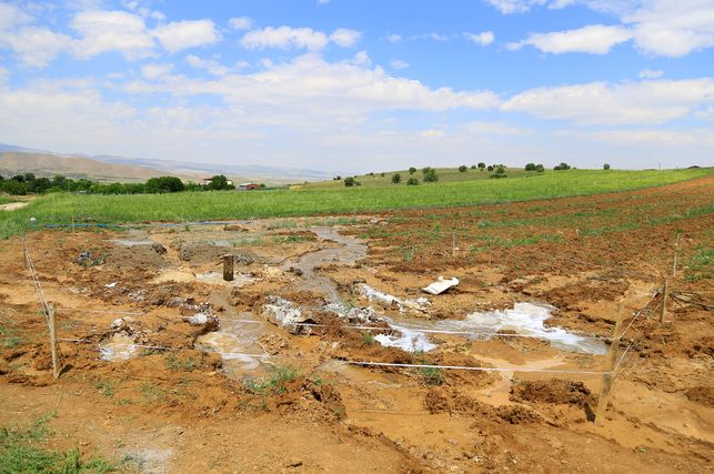 Bahçeye sondaj vurdurdu, doğal maden suyu çıktı