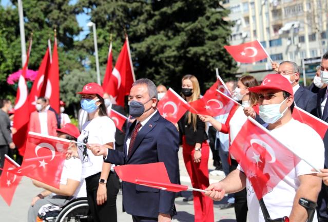 Başkan Böcek Atatürk Anıtına çelenk sundu