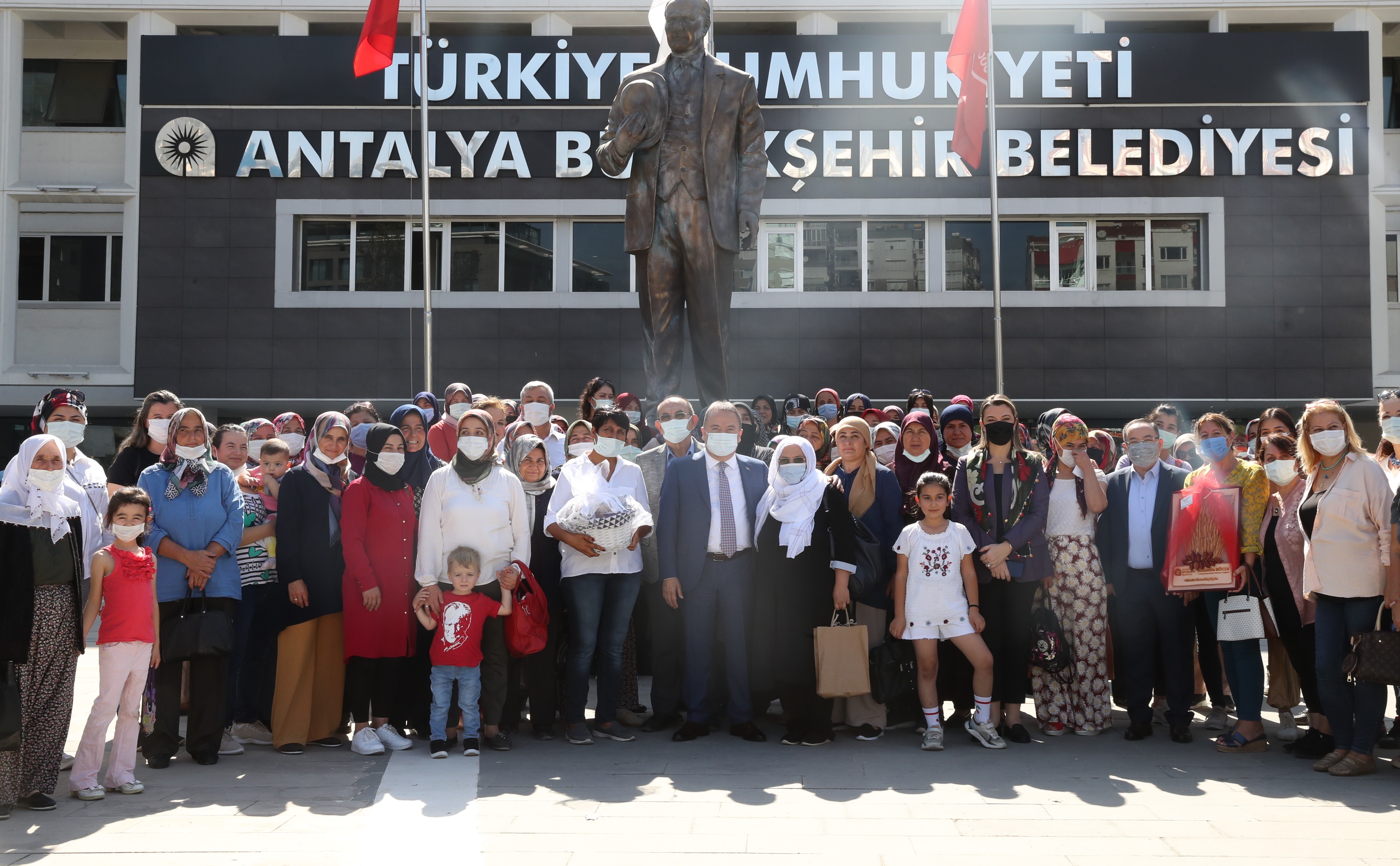 Başkan Böcek: ‘Emekçi kadınlarımız bizim baş tacımızdır’