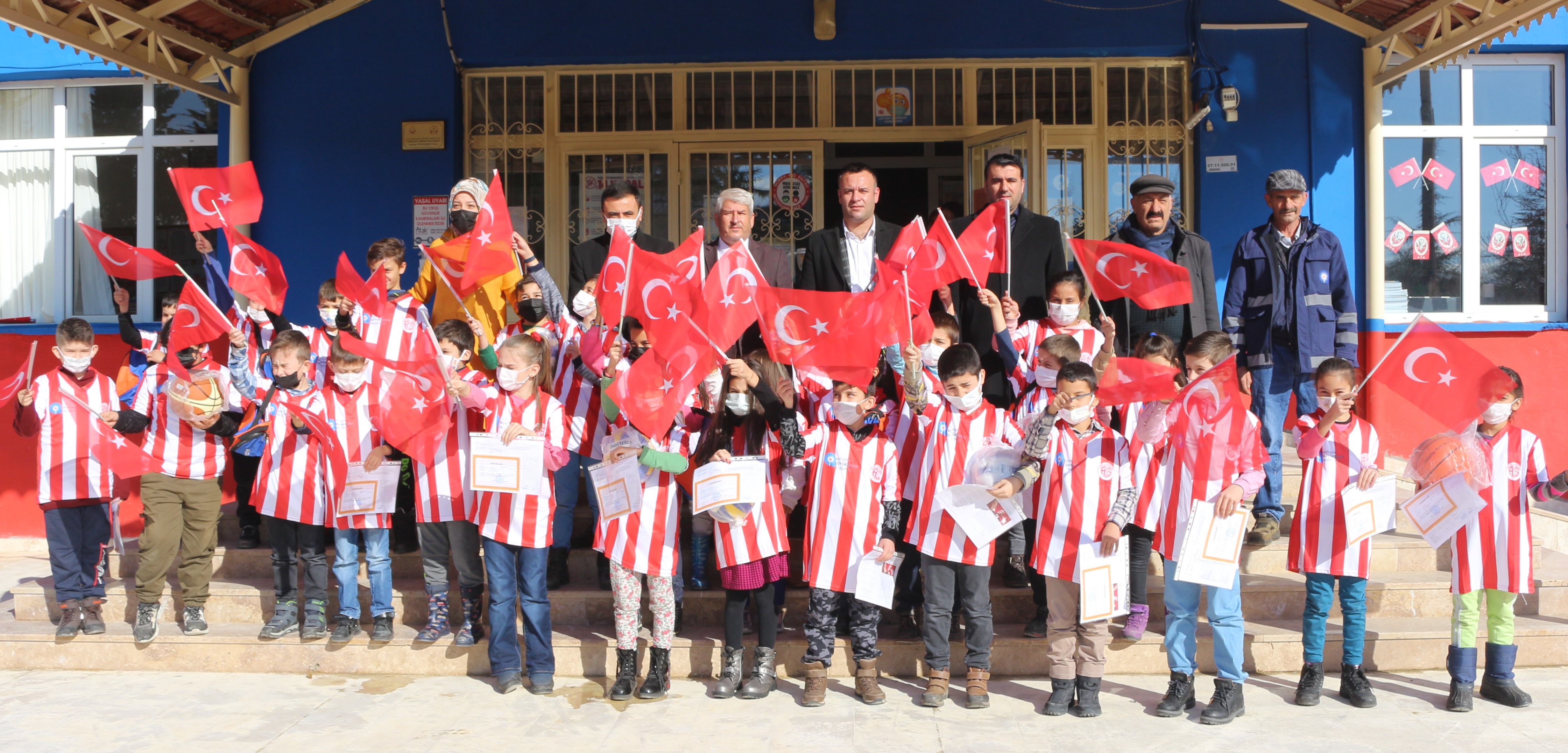 Başkan Böcek İbradılı öğrencilere  Antalyaspor forması hediye etti