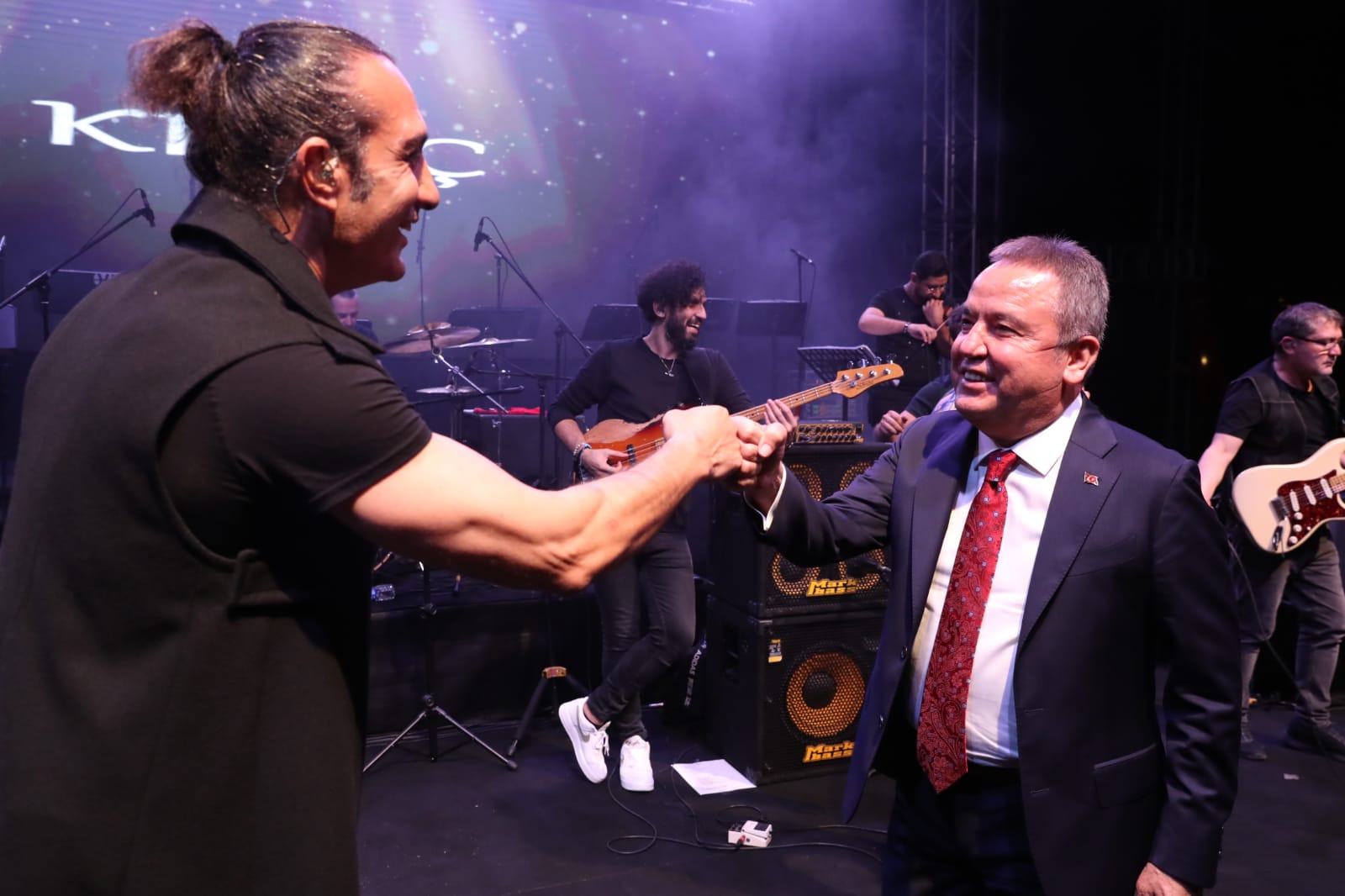 Başkan Böcek Kıraç konserini Alanyalılar ile birlikte izledi