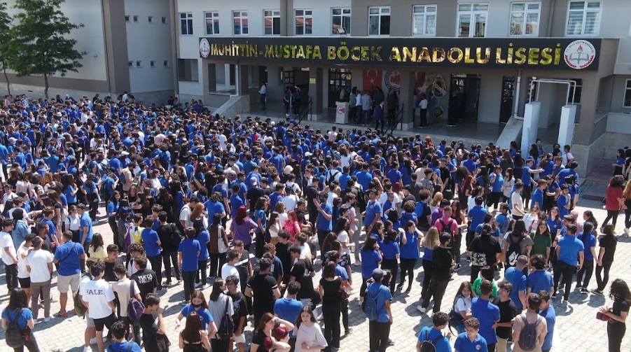 BAŞKAN BÖCEK ÖĞRENCİLERİN KARNE HEYECANINA ORTAK OLDU