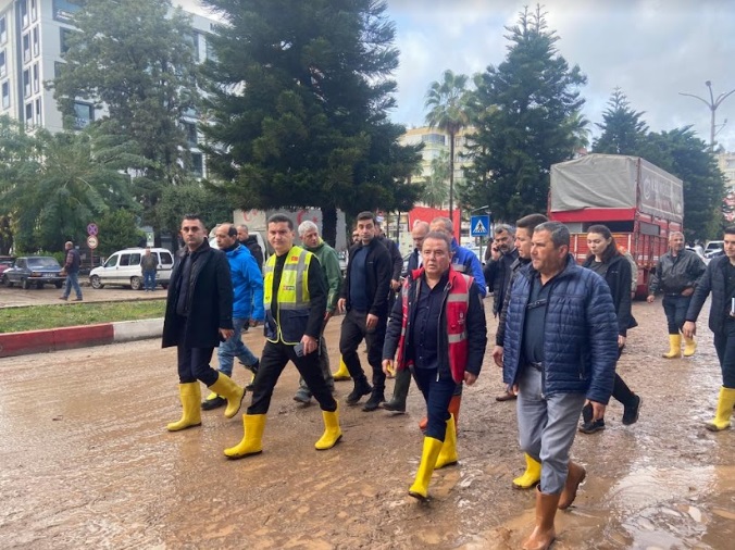 BAŞKAN BÖCEK SEL AFETİ YAŞANAN KUMLUCA’DA