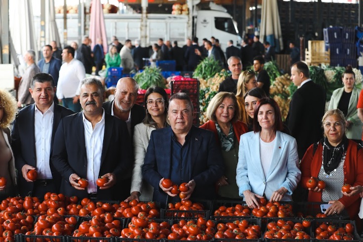 Başkan Böcek’ten hal esnafına ziyaret